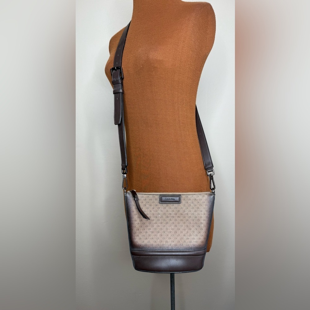 Calvin Klein Ash Signature Adjustable Top Zipper Crossbody